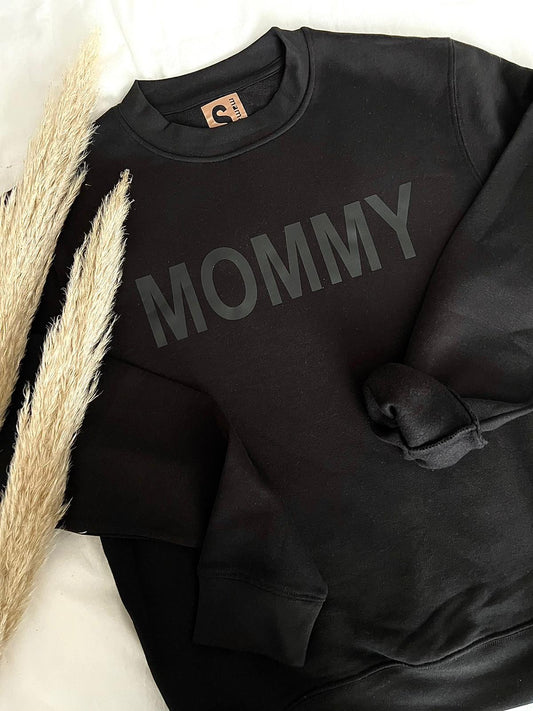 BASIC Mommy musta Collegepaita